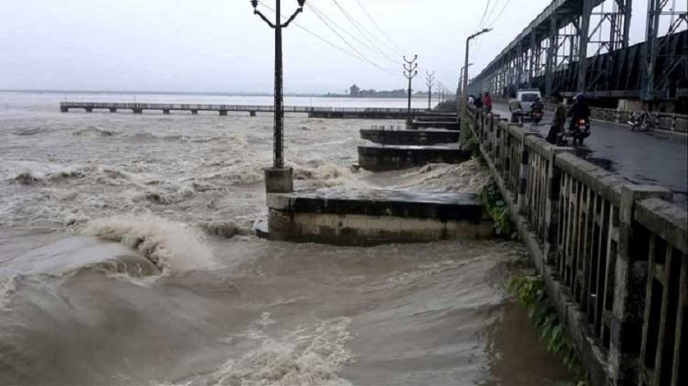 सप्तकोसीमा पानीको बहाव यो वर्षकै उच्च, २७ ढोका खोलिए
