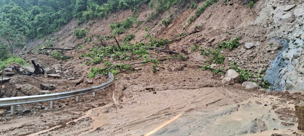 मदन भण्डारी लोकमार्ग पहिरोले अवरुद्ध