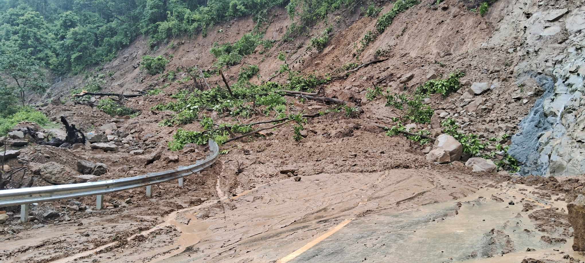 मदन भण्डारी लोकमार्ग पहिरोले अवरुद्ध