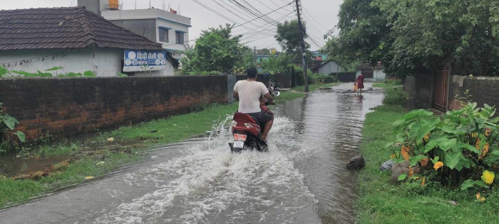 जलमग्न विराटनगरको दक्षिणी क्षेत्र, सडकमै ताल (तस्बिरहरू)