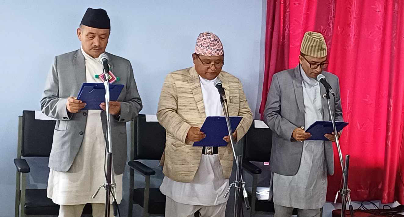 थापा सरकारका तीन मन्त्रीले पनि लिए शपथ