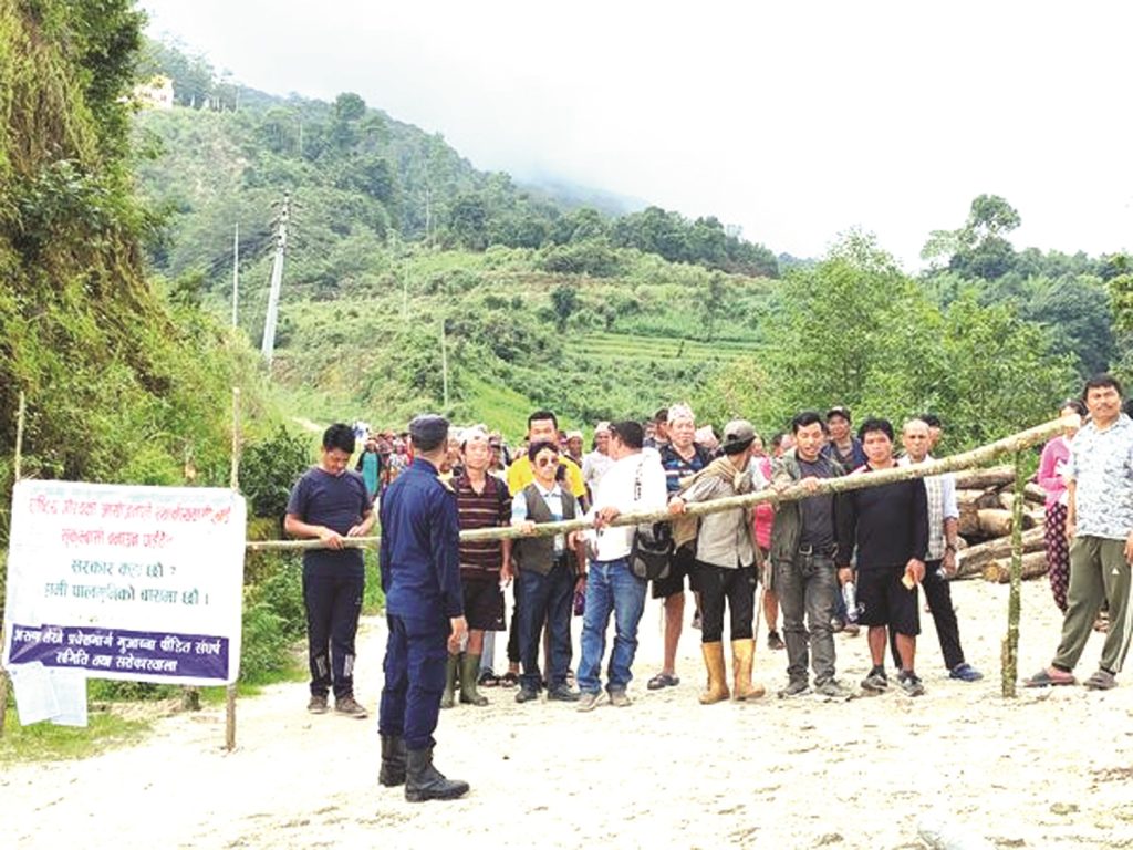 मुआब्जा माग्दै अरुण तेस्रो विद्युत गृहस्थल प्रवेशमा रोक