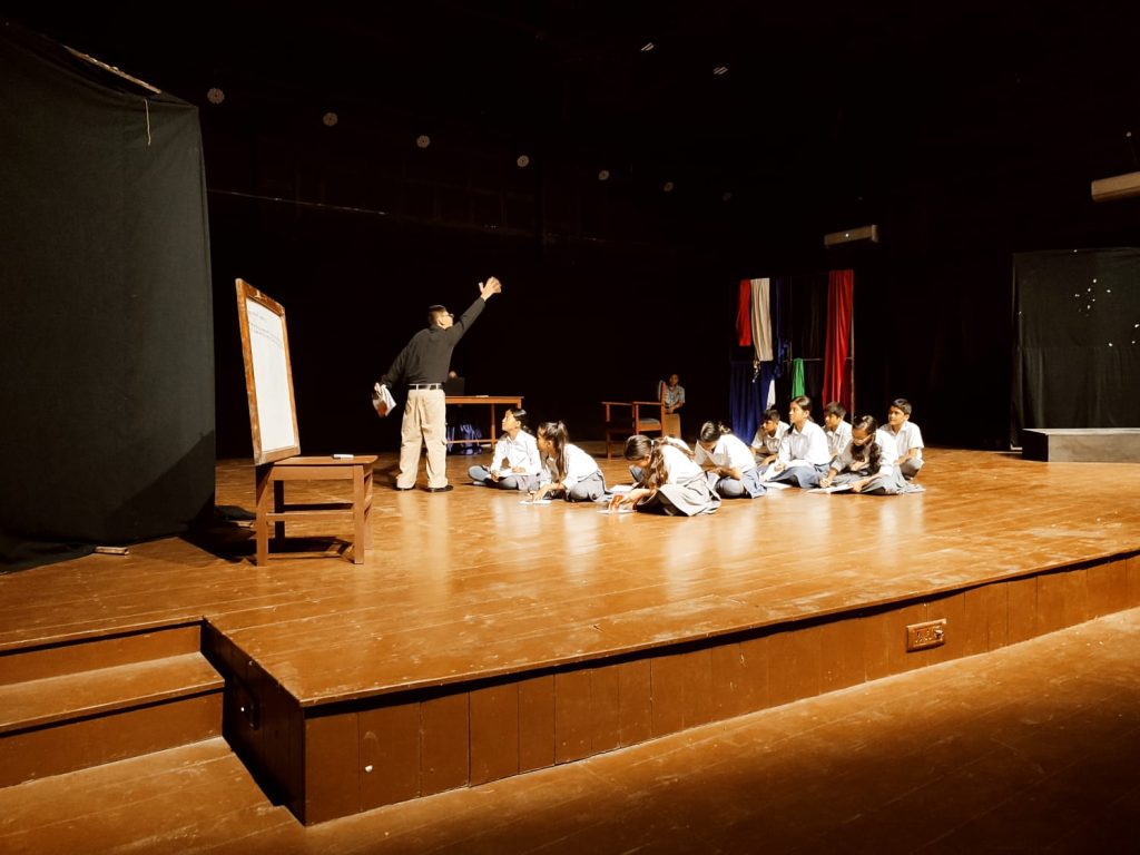 विद्यालय नाटक महोत्सवको दोस्रो दिनः गुरुकुलमा ‘आधा सत्य’ मञ्चन