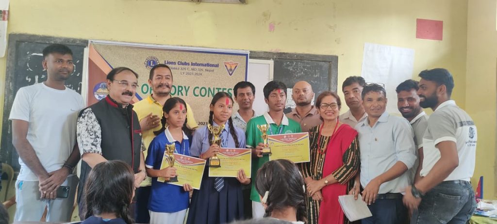 लायन्स मेट्रोद्वारा स्टेशनरी तथा व्याग वितरण