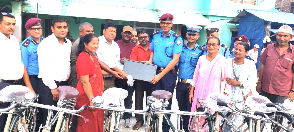 कटहरीले दियो प्रहरीलाई साइकल र कम्प्युटर