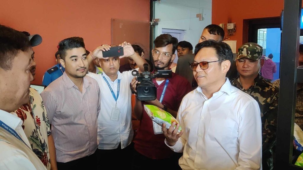 विराटनगर विमानस्थलका पसलमा लुट धन्दा