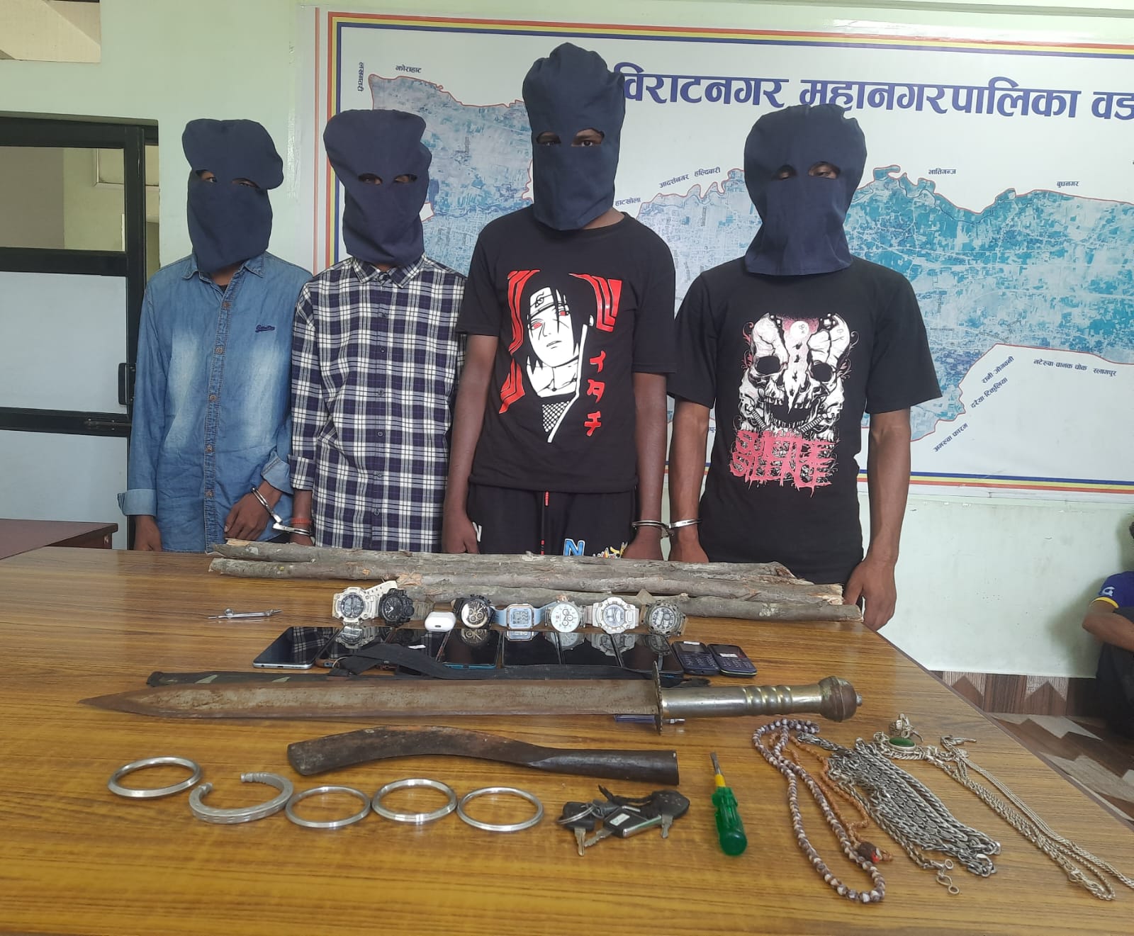 ग्याङ फाइट गर्न हिँडेका युवाको समूह विराटनगरबाट तरबारसहित पक्राउ