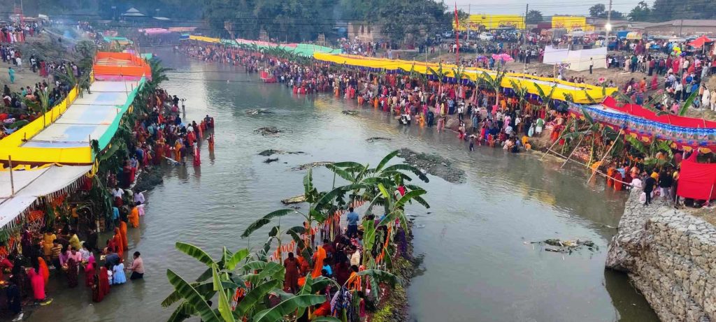 विराटनगरका नदी तथा नहरमा देखियो छठको रौनक (फोटो)