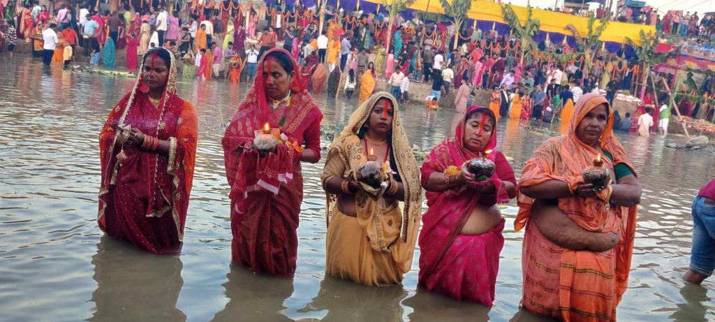 उल्लासका साथ मनाइदै छठ पर्व
