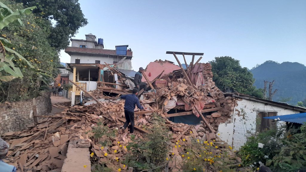 जाजरकोट केन्द्रबिन्दु भएर गएको भूकम्पमा परी कम्तीमा ८० जनाको मृत्यु