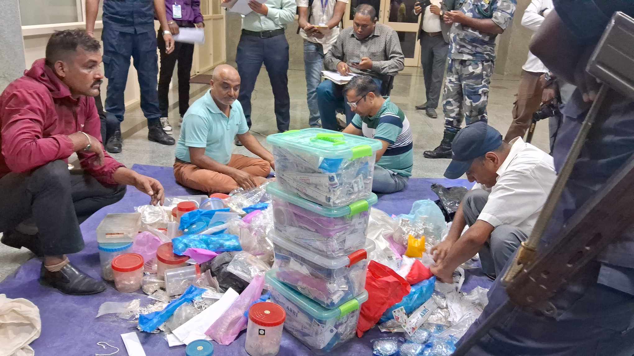 विराटनगरको सुनचाँदी पसलमा छापा, तस्करीको ठुलो परिमाणको चाँदी बरामद