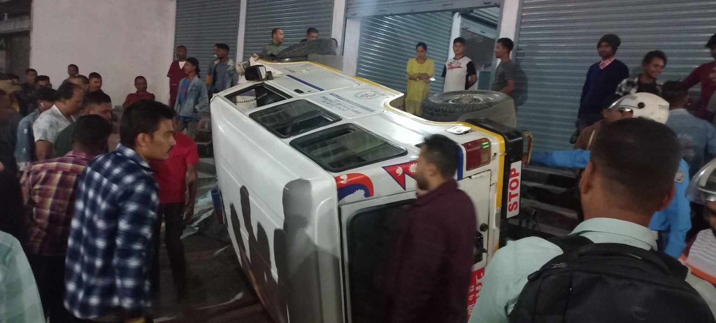 मापासे गरेर एम्बुलेन्स चालकको विराटनगरमा आतंक, चार वटा सवारीलाई दिए ठक्कर