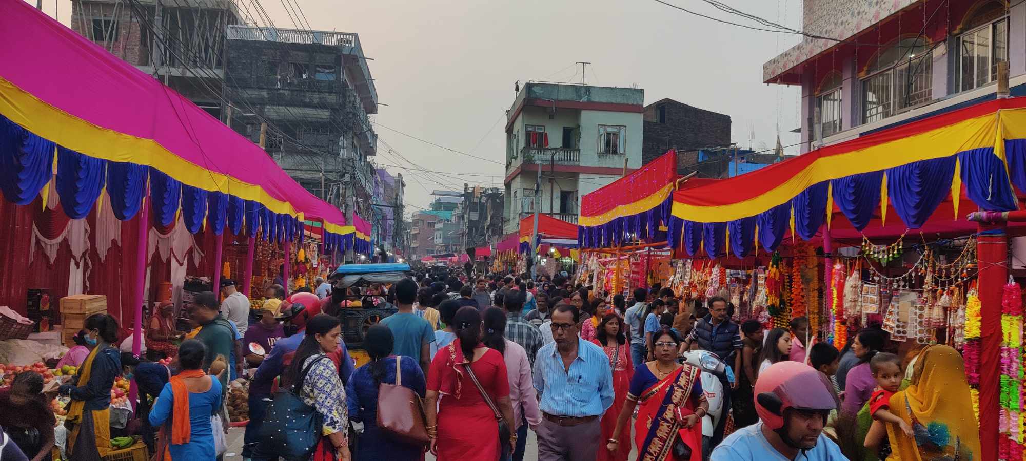 सुरु भयो तिहार : विराटनगरमा किनमेल गर्नेको भिड (फोटो फिचर)