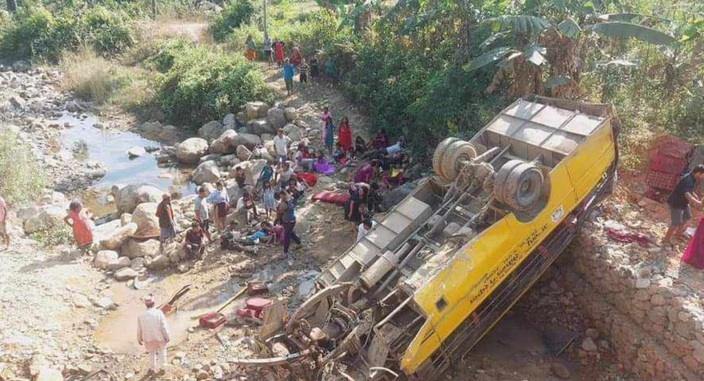 उदयपुरमा बस दुर्घटना हुँदा तीन जनाको मृत्यु, १२ जना घाइते