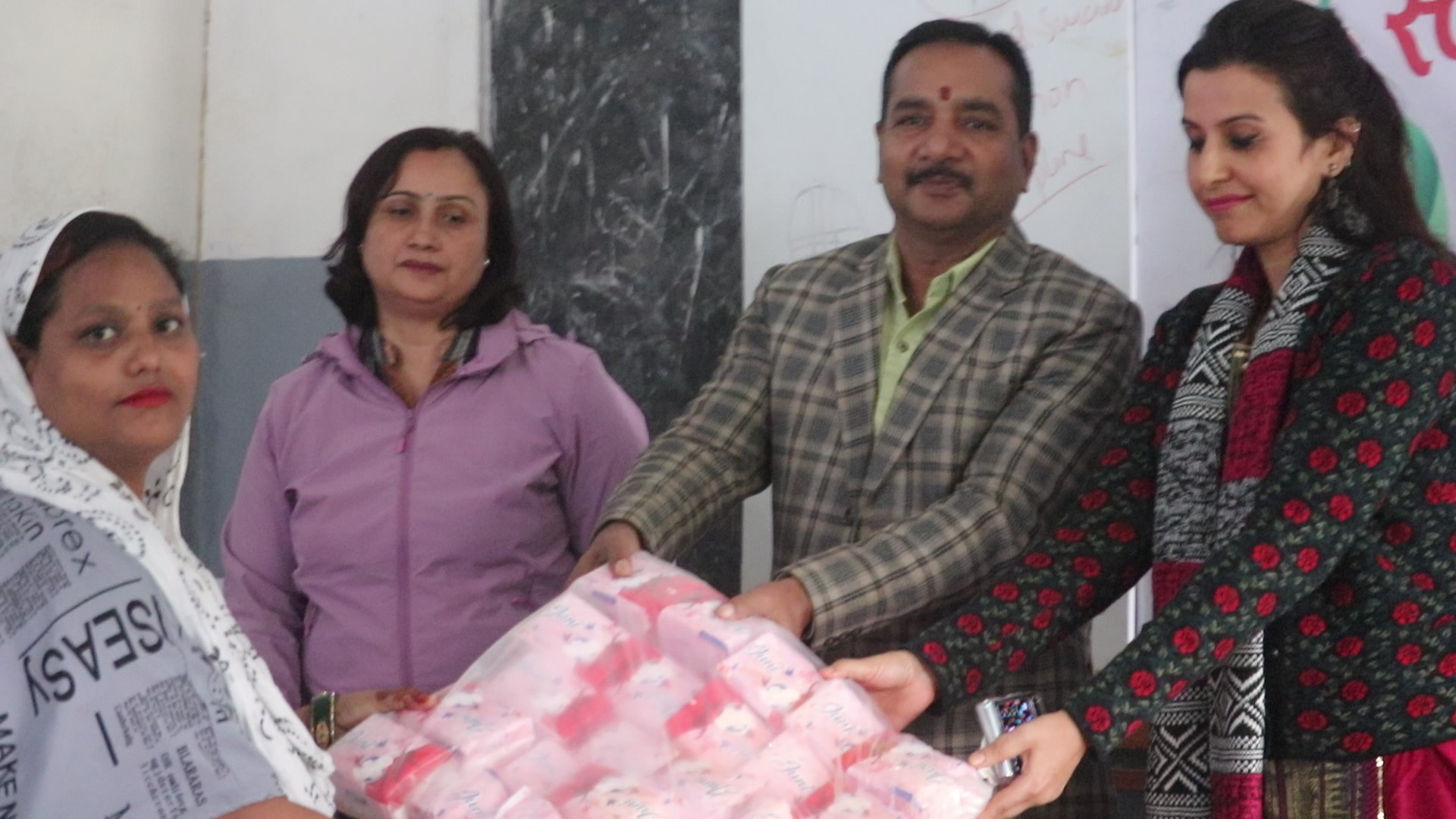 मुस्लिम समुदायका महिलालाई प्याड वितरण