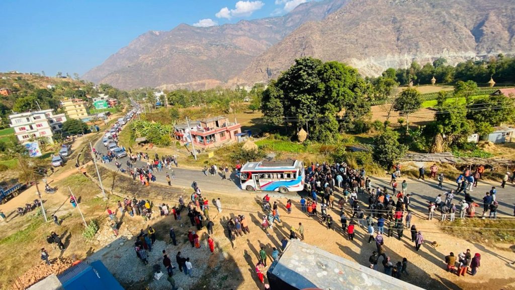 दुर्घटनामा २ जनाको मृत्युपछि स्थानीयले जलाए बस, बीपी राजमार्ग पनि अवरुद्ध
