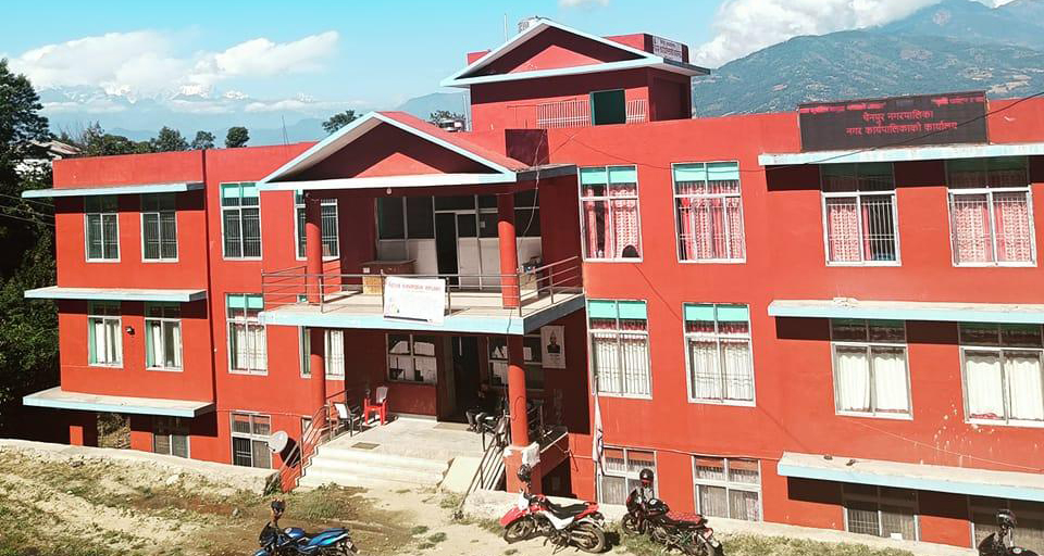 कर्मचारी हटाएको विरोधमा प्रमुख प्रशासकीय अधिकृतको कार्यकक्षमा तालाबन्दी