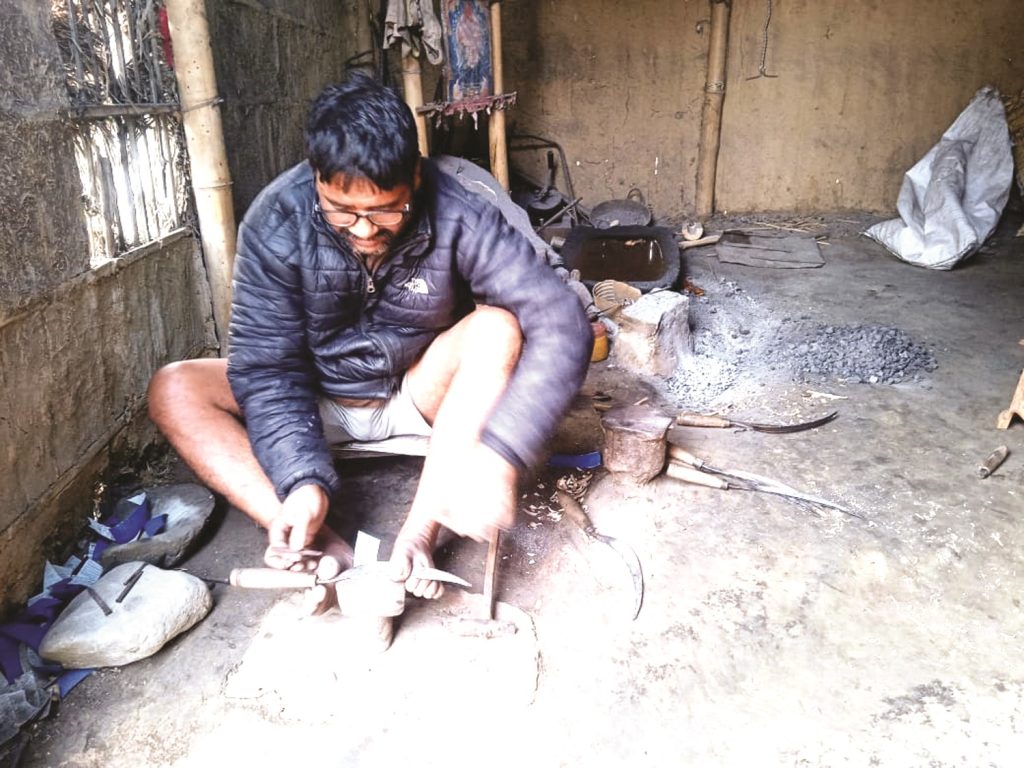 कोइला अभावमा संकटमा छन् गाउँघरका आरन व्यवसाय