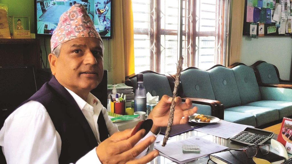 लेटाङको जंगलमा भेटियो लाहा ,व्यवसायिक खेती गर्ने सामुदायिक वनको तयारी