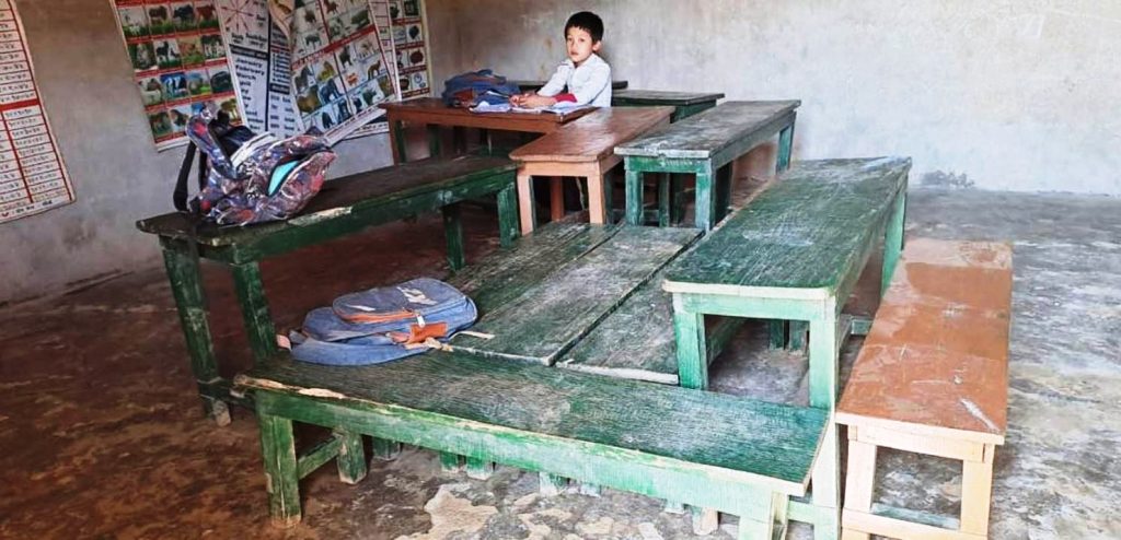 जम्मा ११ विद्यार्थी रहेको विद्यालयमा कार्यालय सहायकले पढाउँछिन्