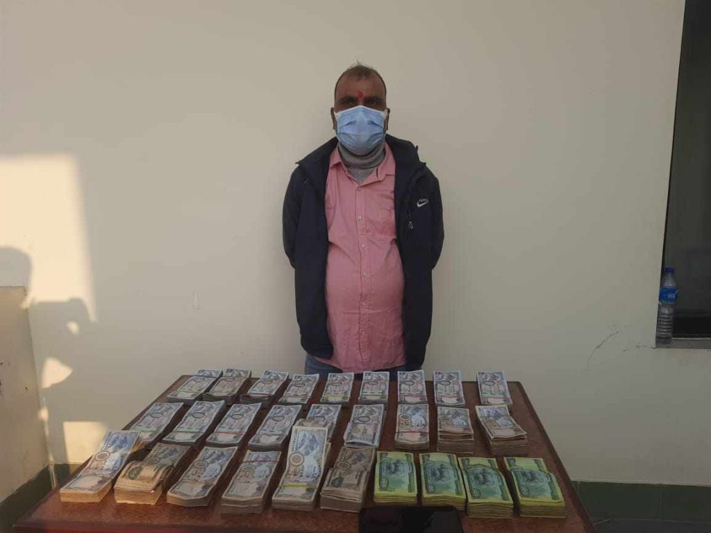 स्रोत नखुलेको साढे १९ लाखसहित एक जना पक्राउ