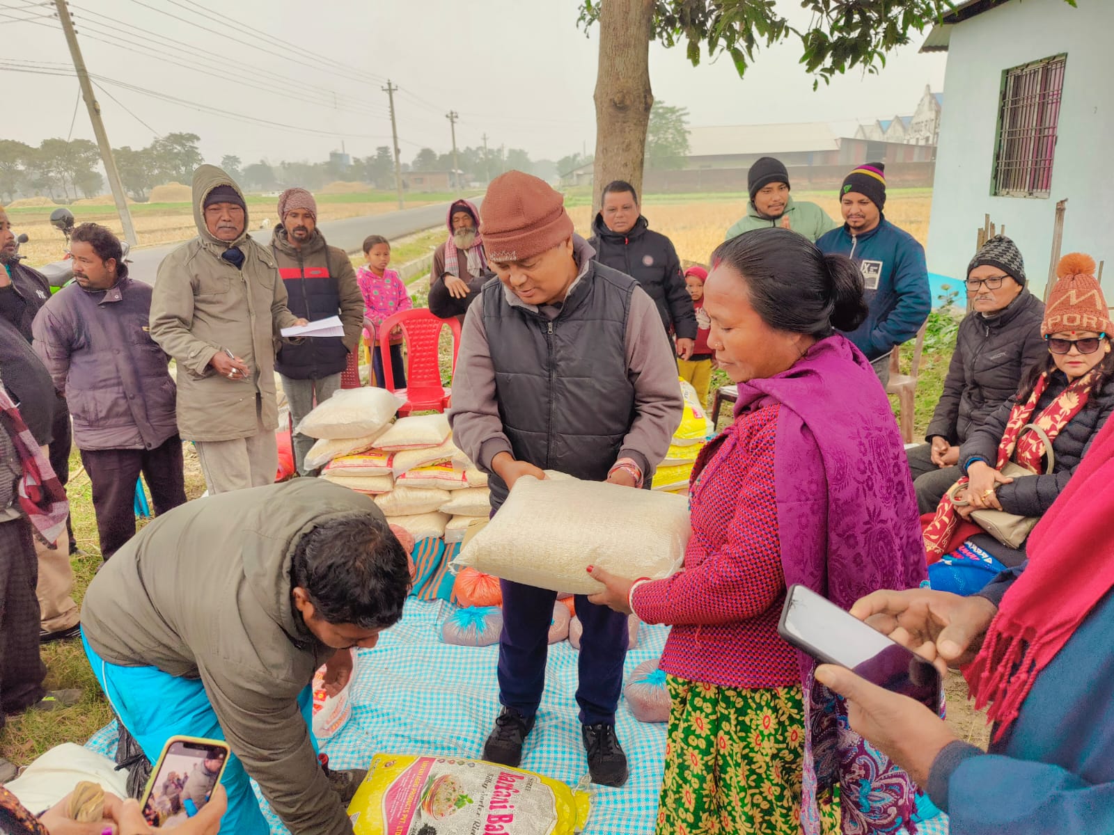 समाजसेवी गोयलद्वारा खाद्यसामग्री वितरण