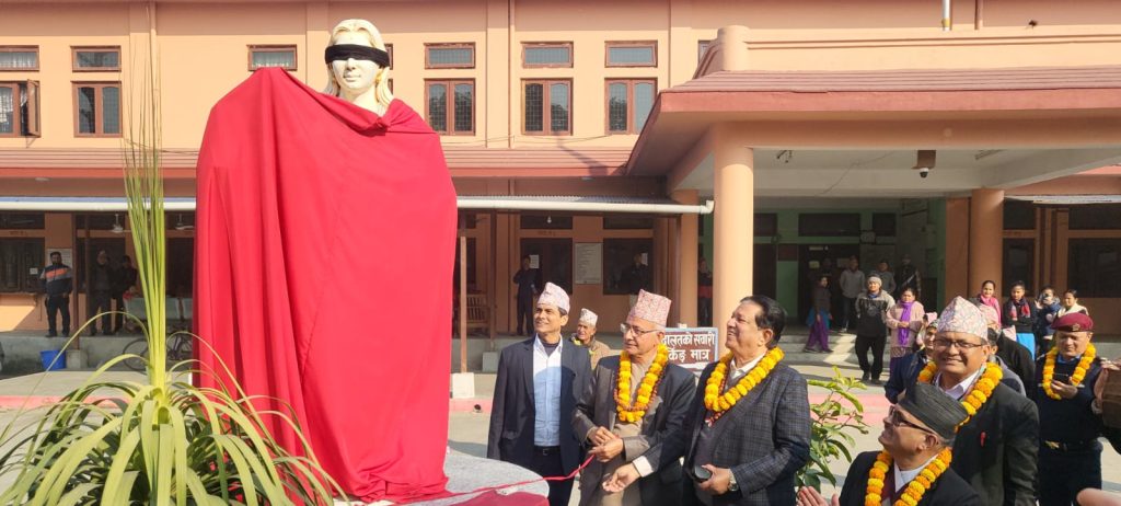 गोयलको सहयोगमा अदालतमा न्यायकी देवीको मूर्ति