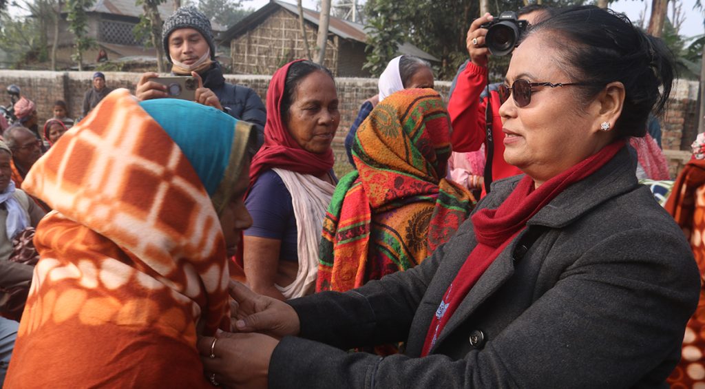 सांसद चौधरीद्वारा ज्येष्ठ नागरिकलाई न्यानो कपडा वितरण