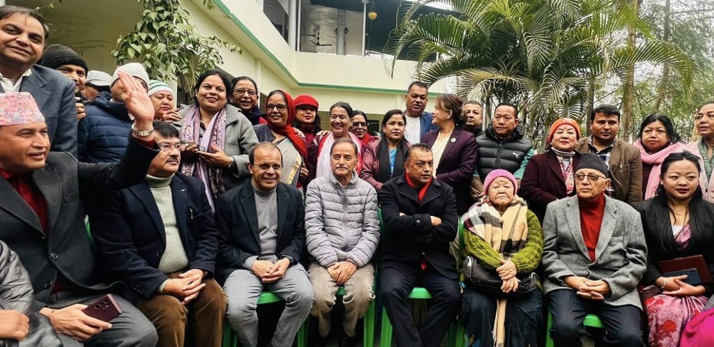 निर्वाचन आचारसंहिता उल्लंघन गर्दै कोइरालाको चियापान