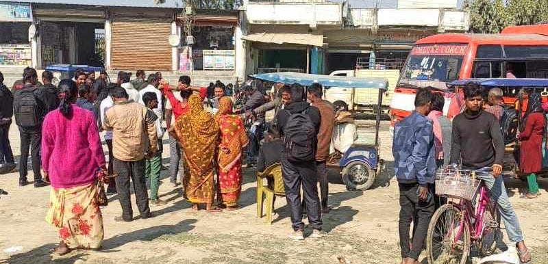 निर्माणमा ढिलाई भएको भन्दै सडक अबरुद्ध