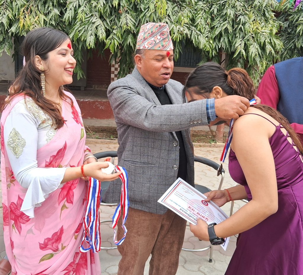 खेलकुद सप्ताहका विजयी विद्यार्थीलाई मेडल वितरण