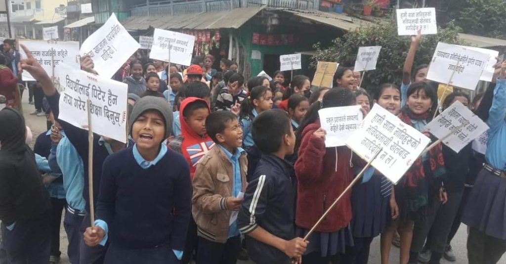 पथरीशनिश्चरेको बाल कल्याण माविका विद्यार्थी र अभिभावक आन्दोलित