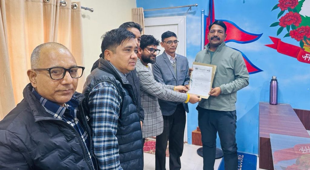 इटहरी उपमहानगरले जनयुद्धका पीडित सय परिवारको निःशुल्क बिमा गरिदिने