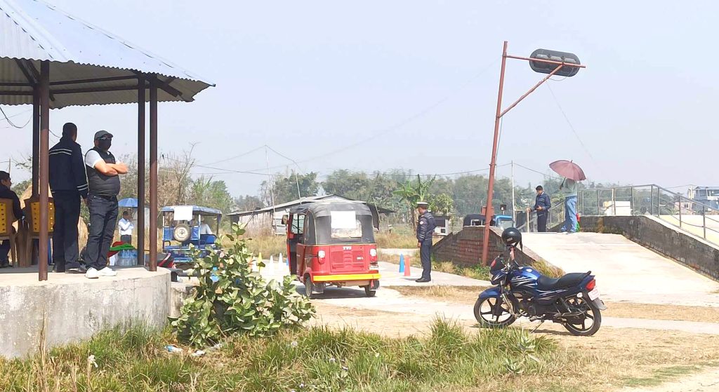 ट्राफिक प्रहरीले प्रदेश सरकारका मन्त्रीलाई धकेलेपछि….