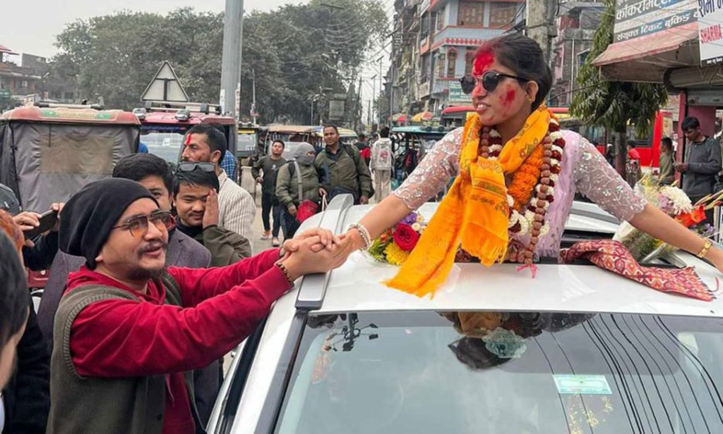 इण्डियन आइडलको १० औं स्थानबाट बाहिरिएकी मेनुकालाई झापामा भव्य स्वागत