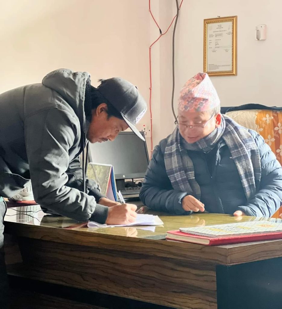 निर्देशक बस्नेतले दिए स्वास्थ्य संस्थालाई जग्गा