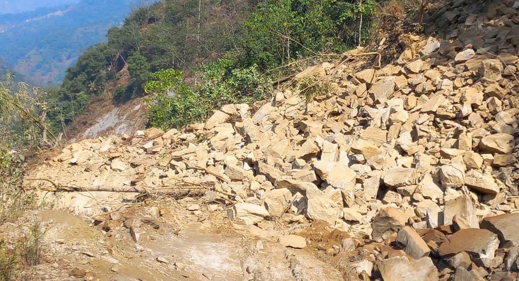 सुक्खा पहिरोले कोशी राजमार्ग अवरुद्ध