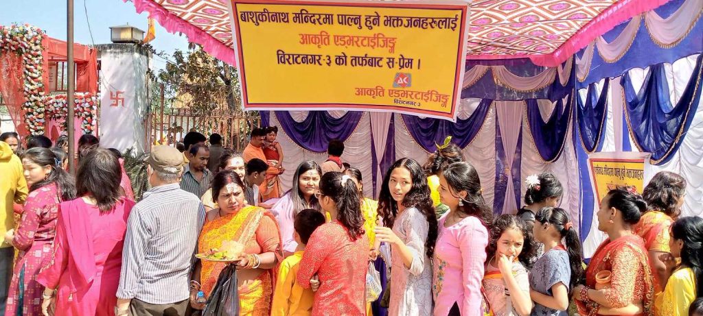 शिवरात्रीको अवसरमा आकृति एड्भरटाइजिङले बाँड्यो ९ हजार थान पानी र फ्रुटी