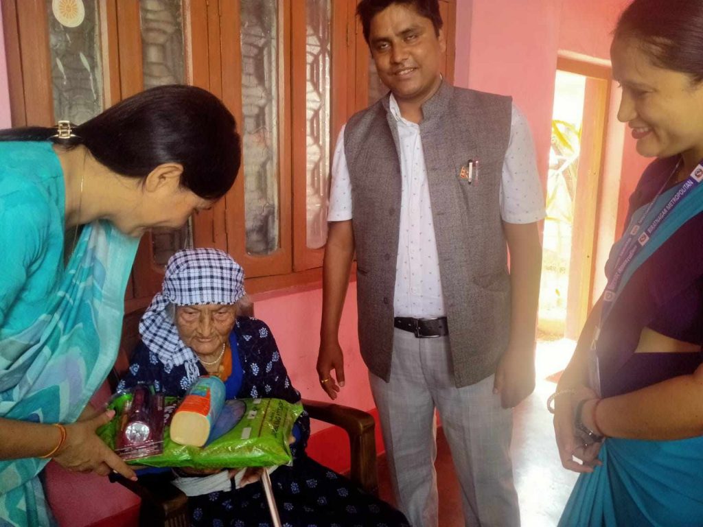 स्वास्थ्यकर्मीसहित विराटनगर ८ का जनप्रतिनिधि जेष्ठ नागरिकको घर–घरमा पुग्दै