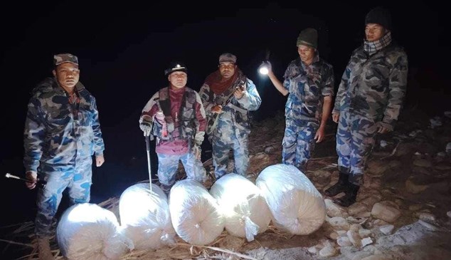 सप्तकोशीबाट डुंगामा लैजाँदै गरेको १६४ किलो गाँजा बरामद