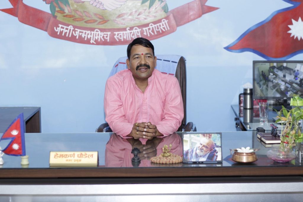इटहरीका मेयर हेमकर्ण पौडेलले भने निजी स्कुलहरूलाई पनि सँगै लिएर हिँड्छु