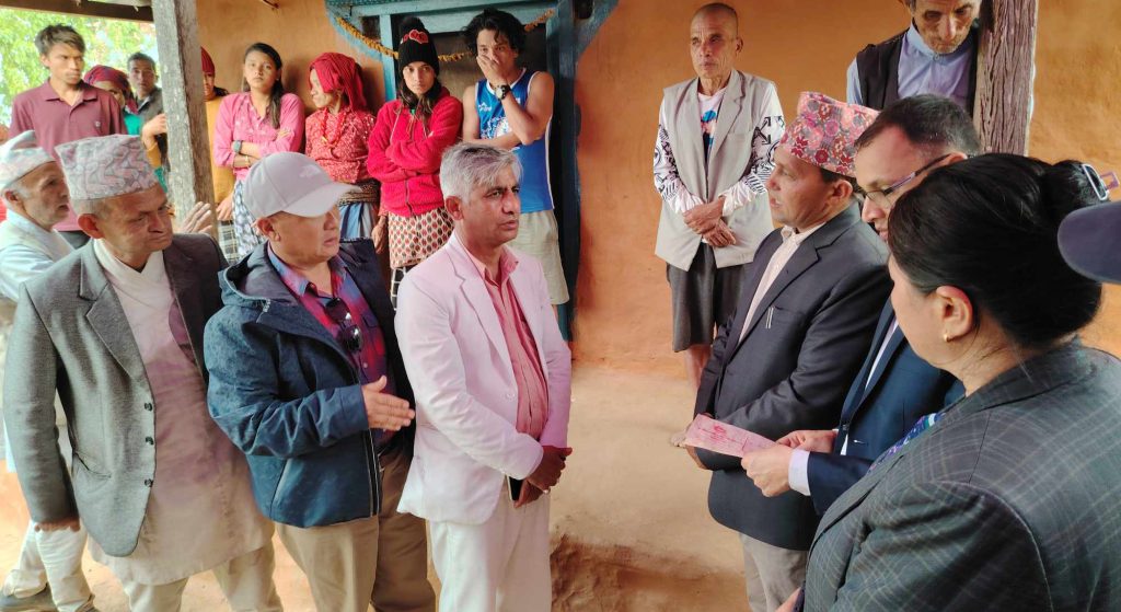 भोजपुरको आगलागीमा मृत्यु भएका परिवारलाई राहत प्रदान