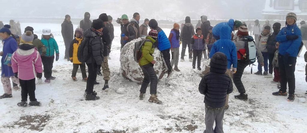 चैतमा परेको हिउँले खुम्बु क्षेत्र सेताम्मे