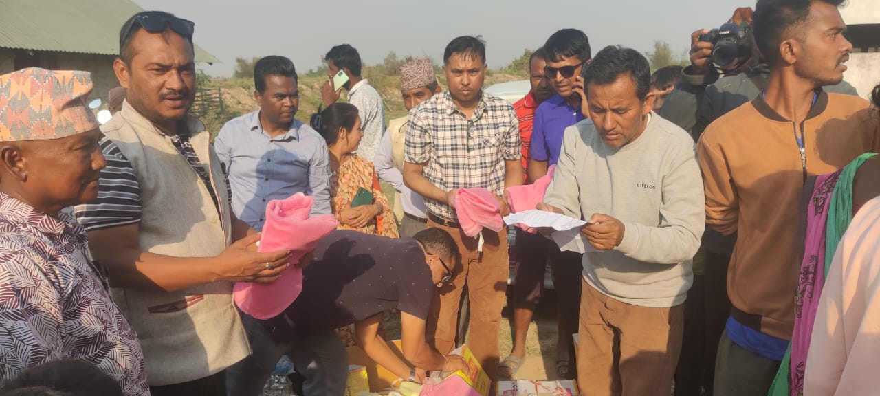 औषधी व्यवसायीद्धार अग्निपीडितलाई राहत बितरण