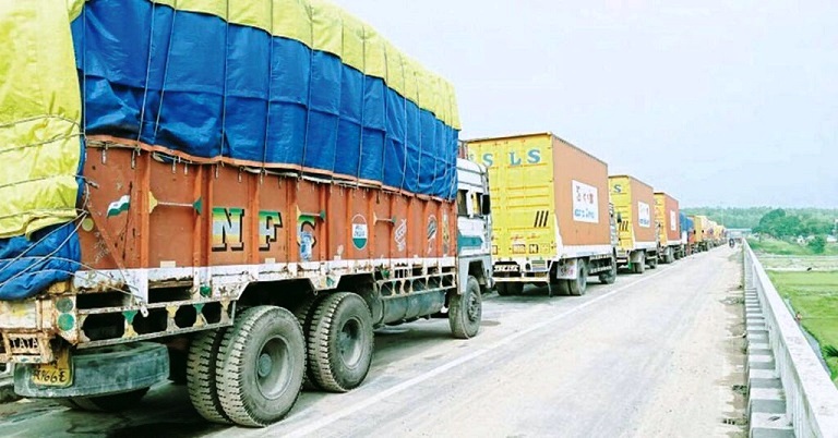 भारतको अवरोधले सिमामै रोकिए चिया बाकेका ट्रक