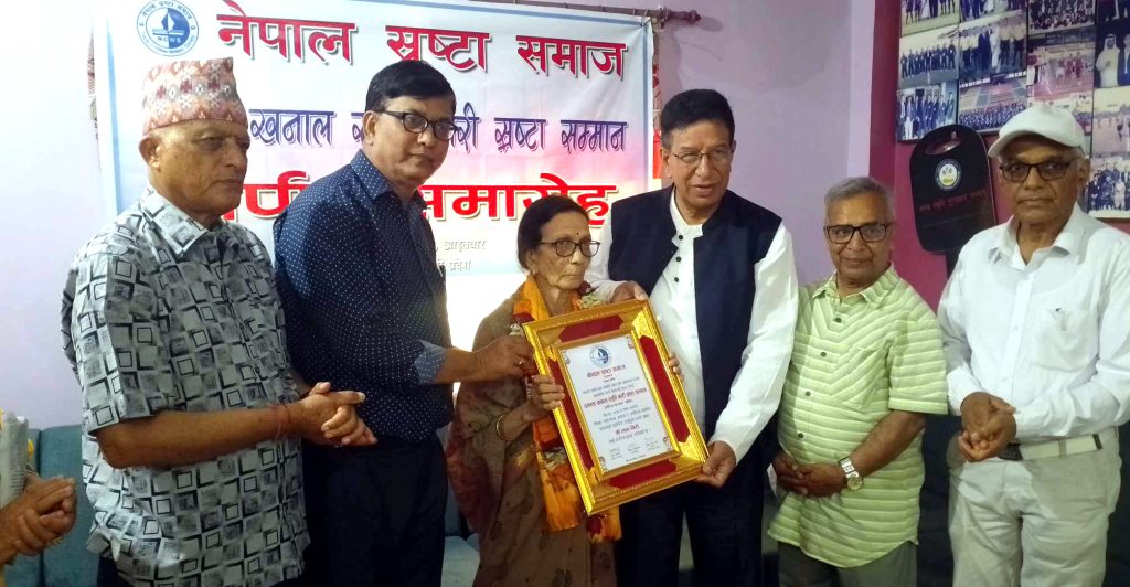 गिरीलाई नगदसहित सम्मान