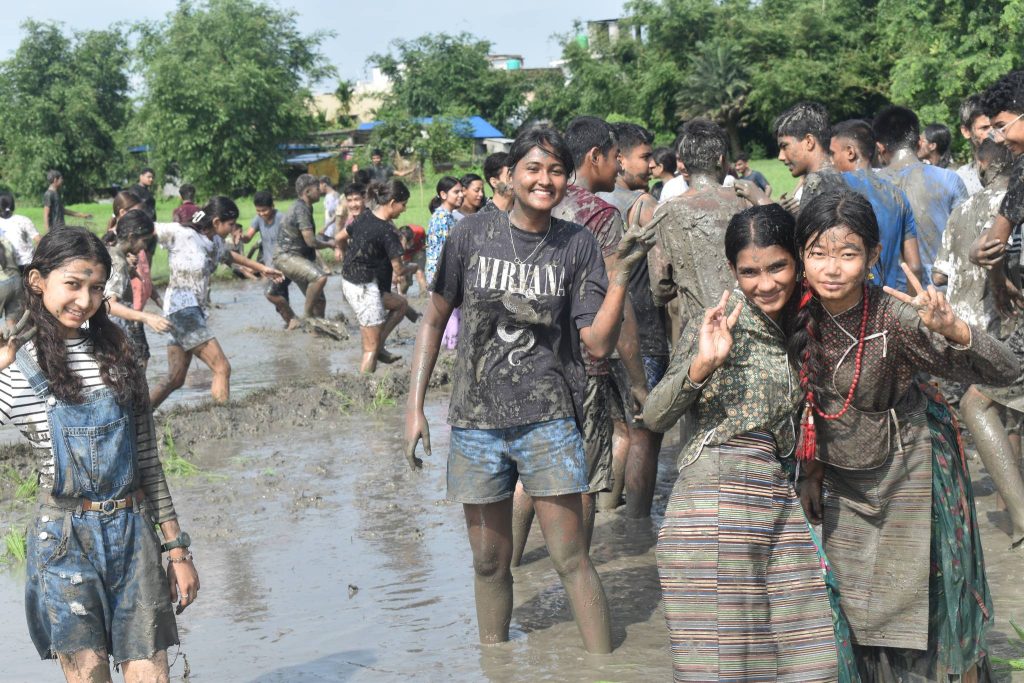 बाजागाजासहित रोपाईंमा रमाए एभरेष्टका विद्यार्थी (फोटोहरु)
