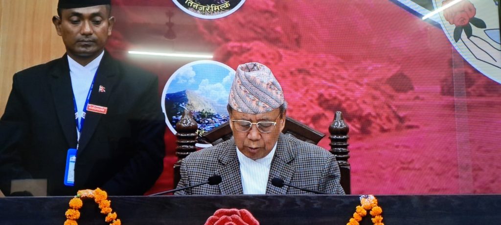 प्रदेश प्रमुखलाई सलामी अर्पण, कोशी प्रदेश सरकारको नीति तथा कार्यक्रम प्रस्तुत गरिँदै (फोटो)