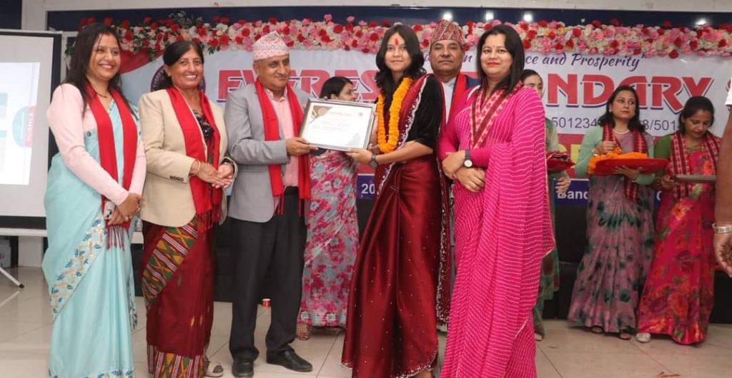 एसईई उत्तीर्ण विद्यार्थीलाई एभरेष्ट स्कूलको सम्मान