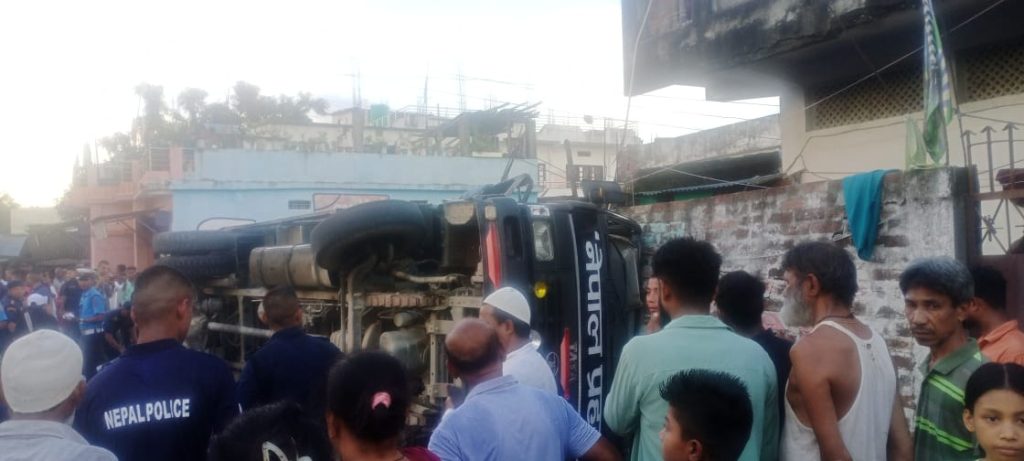 विराटनगरमा प्रहरीको ‘टु टन’ गाडी पल्टियो, २२ प्रहरी घाइते